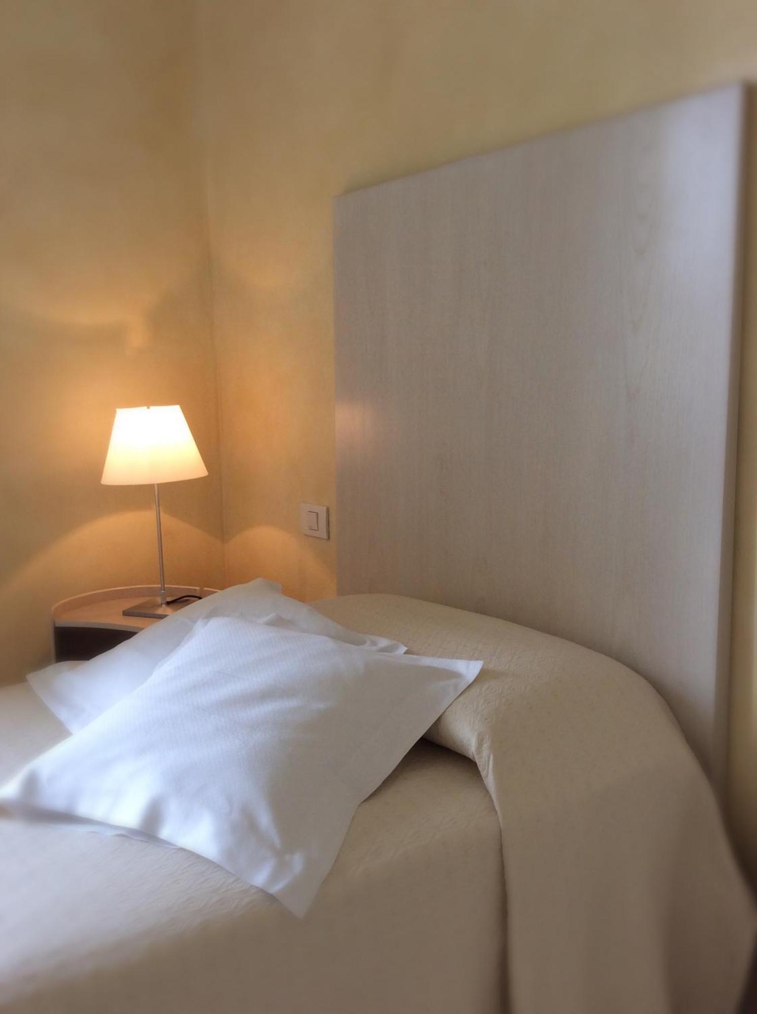 Hotel Colombia Милано Екстериор снимка