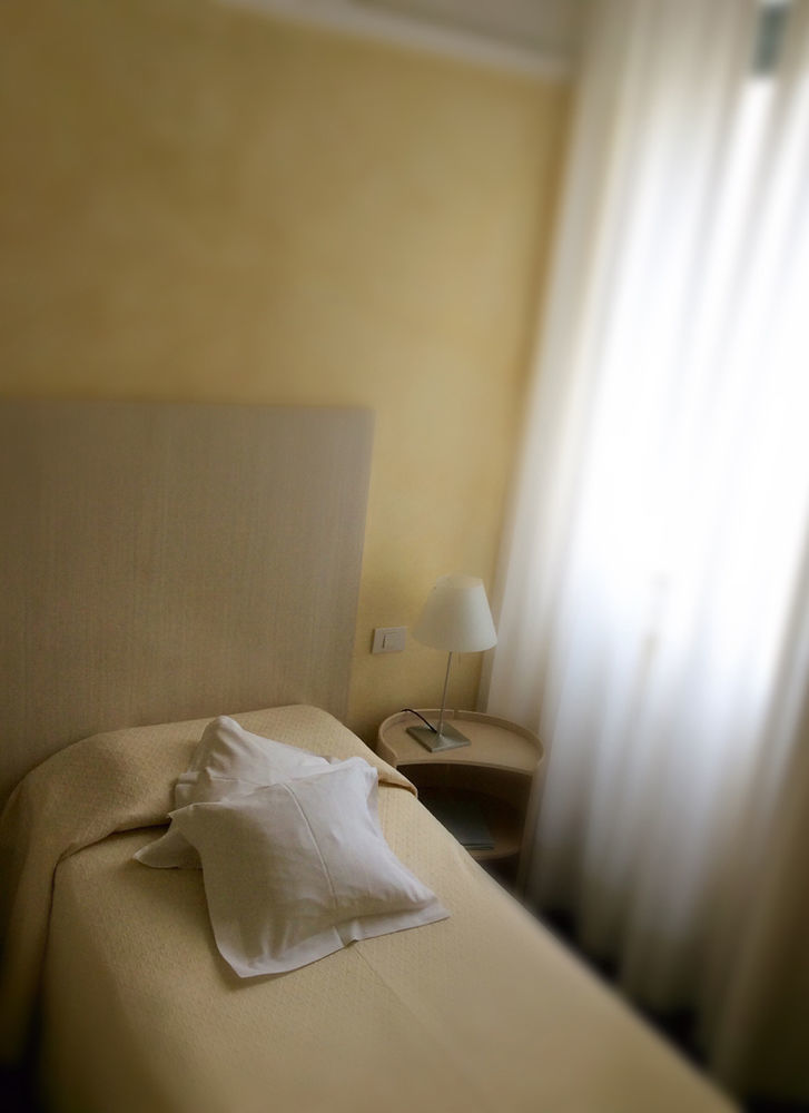Hotel Colombia Милано Екстериор снимка