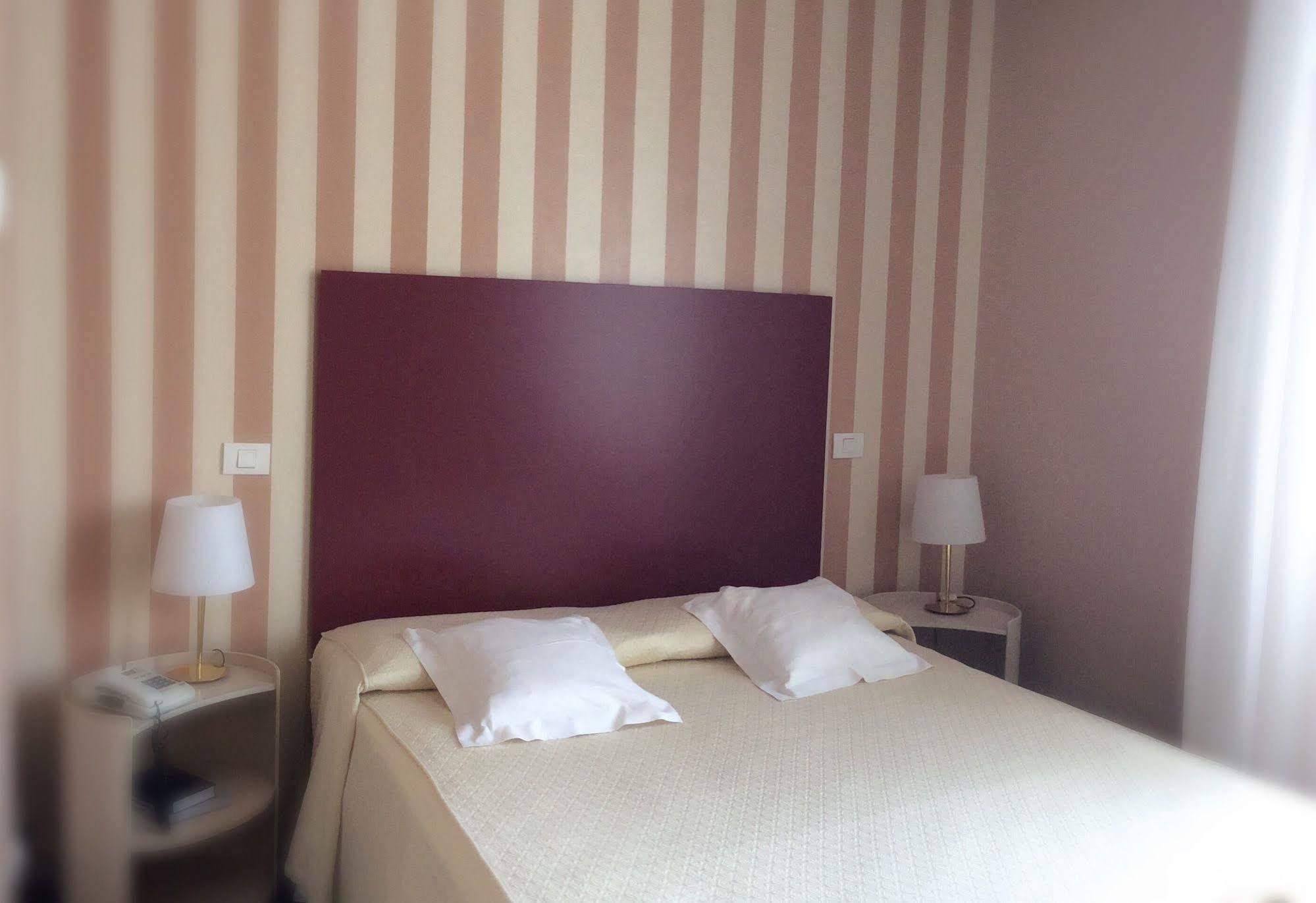Hotel Colombia Милано Екстериор снимка